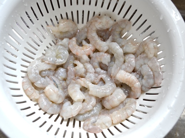rinsing shrimp in colander 