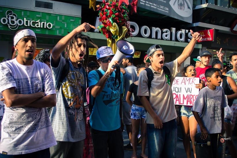 Passagem da Marcha na frente do Shopping Santa Maria denuncia o preconceito de que alguns jovens foram vítimas no local, na quinta-feira anterior. Foto: Tiago Miotto