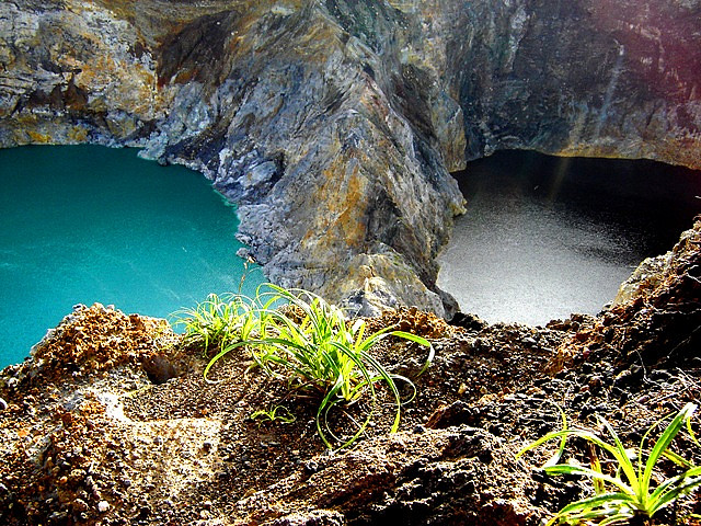 البحيرات العجيبة الملونة Kelimutu%2520Indonesia%2520volcanic%2520Lakes%2520three%2520colours%252010