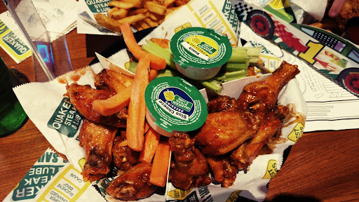 Chicken Wings Restaurant «Quaker Steak & Lube -York», reviews and photos, 1411 Kenneth Rd, York, PA 17408, USA