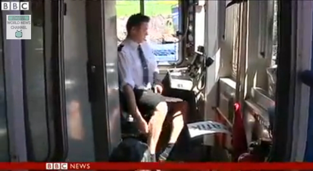 スウェーデンの男性電車運転手ら、スカート着用勤務で抗議。ついに会社、短パン認める。