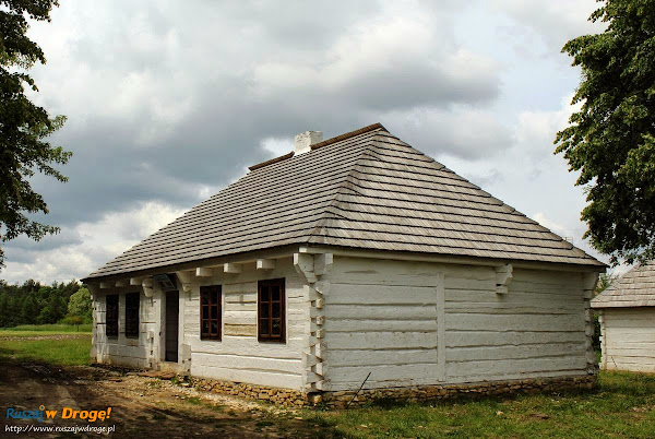 drewniane chaty w muzeum wsi kieleckiej w Tokarni