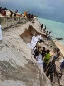 Rebuilding the causeway after the effects of Cyclone Pam March 11, 2015.  Photo Credit: Bibatur Rahman Ibrahim