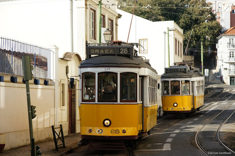 Маршрут 28 трамвая. Желтый трамвай в Лиссабоне. Лиссабон желтый трамвайчик. Маршрут 28 трамвая в Лиссабоне. Лиссабон трамвай красный.