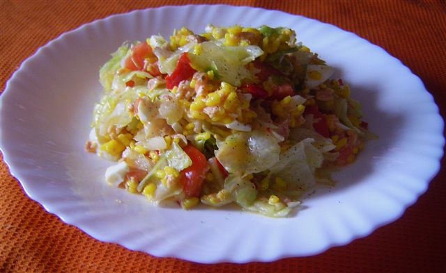 Ensalada de arroz y muchos sabores en Muchos huevos mexicanos