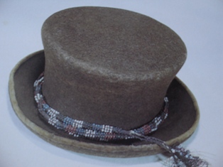 Cepures Tā kā Grobiņā 1809. gadā (pēc barona Ulriha fon Šlipenbaha ziņām)  katrā trešā majā atradies cepurnieks (cepuru meistars) un cik zināms jau  1613. gadā Grobiņā dibināta cepurnieku cunfte, tad nedaudz nākas  pievērsties cepuru jautājumam. Lūk ...