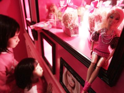 "We picked Taiwan because theme restaurants are very popular and successful here. We are very confident that the Barbie Cafe can promote our brand image," said Iggy Yip, a senior manager in Mattel's consumer products division in Greater China.