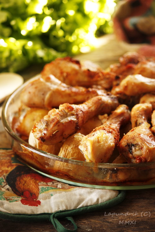 Картофель, запечённый с куриными голенями и розмарином. 