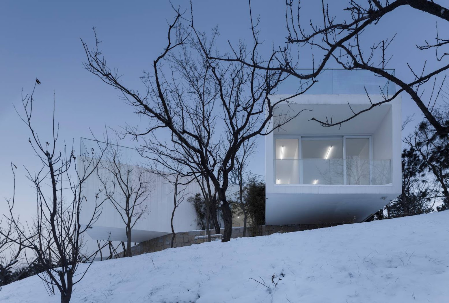 Weihai, Sciantung, Cina: [VIEWING PAVILION ON HILL BY TAO – TRACE ARCHITECTURE OFFICE]