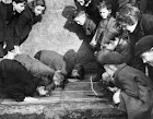 niños mirando en el suelo.jpg