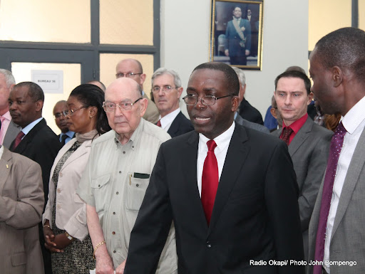 Le Premier Ministre de la RDC, Augustin Matata Ponyo, au centre, et des membres de son gouvernement se rendant au siège de Fec le 3/08/2012 à Kinshasa, lors d’une rencontre avec des hommes d’affaire. Radio Okapi/ Ph. John Bompengo