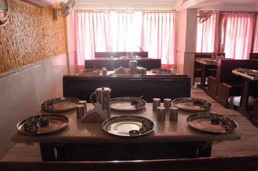 Yajman Dining, Ratnadeep Plaza Complex, Sahkari Jin Cross Roads, National -8, Himatnagar - Vijapur Highway, Himmatnagar, Gujarat 383001, India, Vegetarian_Restaurant, state GJ