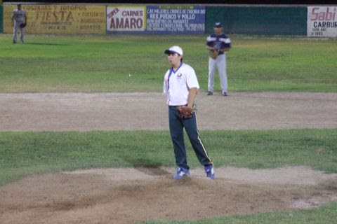 Adrián Leal García de Vallecillo en el softbol nocturno