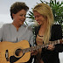 Shakira doa violão autografado para Dilma Rousseff