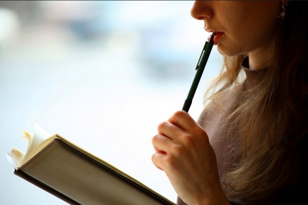 Ảnh cô gái dễ thương ngồi làm thơ, viết văn Ảnh cô gái đang cắn bút suy nghĩ