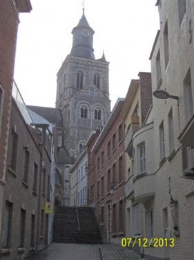 Onderaan de trappen naar de Sint-Germanius Kerk.