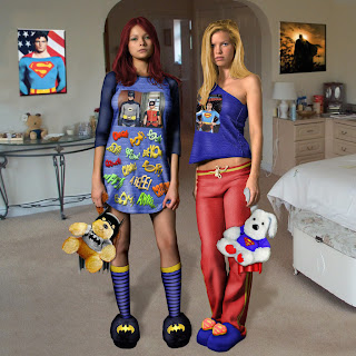 Batgirl e Supergirl : no quarto de dormir