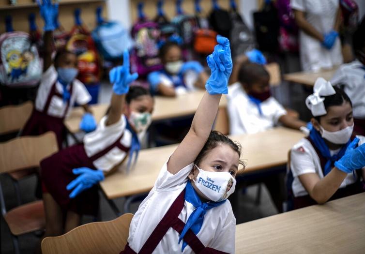 古巴新冠肺炎疫情：圖為2020年11月2日，在哈瓦那一課室內學習的女生舉手。（AP）