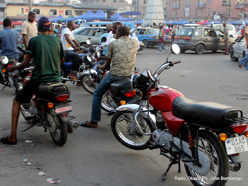 Vente des plaques d'immatriculation pour les motos : les Kinois satisfaits  | Radio Okapi