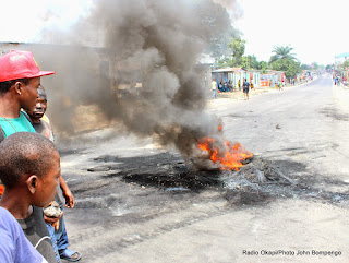 Des pneus brûlés le 20/01/2015 par des manifestants sur l’avenue Mompono à Kinshasa-Kalamu qui manifestent contre l’adoption de la loi électorale au parlement. Radio Okapi/Ph. John Bompengo