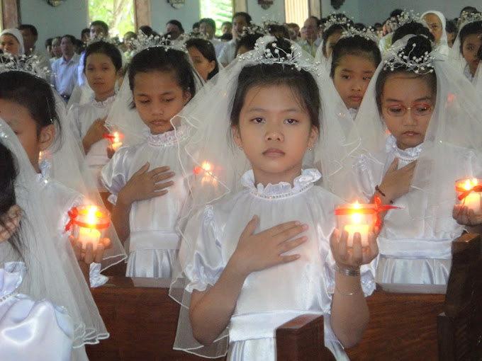 61 em thiếu nhi giáo xứ Tuy Hòa rước lễ lần đầu