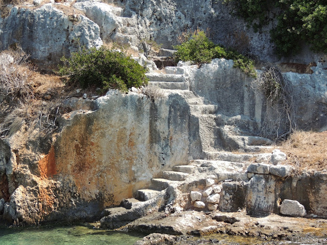 Día de barco hacia Kekova y Simena. Ruinas sumergidas en el intenso azul del mar - Costa Licia De Turquía. Vacaciones Entre Ruinas Y Mar Azul (4)