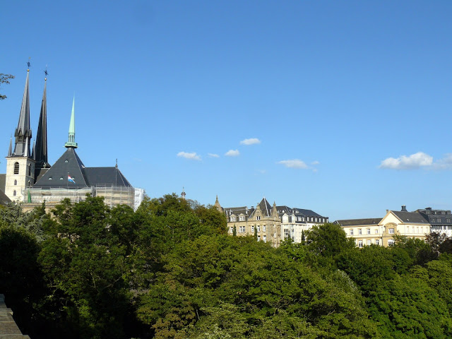 Cattedrale di Notre Dame e Place de la Constitution