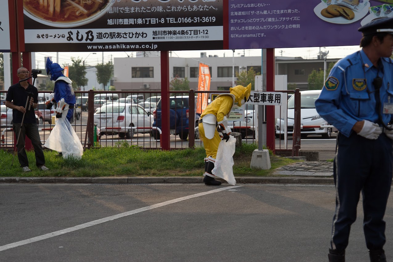 道の駅あさひかわの駐車場を清掃するヒーロー達