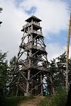 Drewniana wieża widokowa.