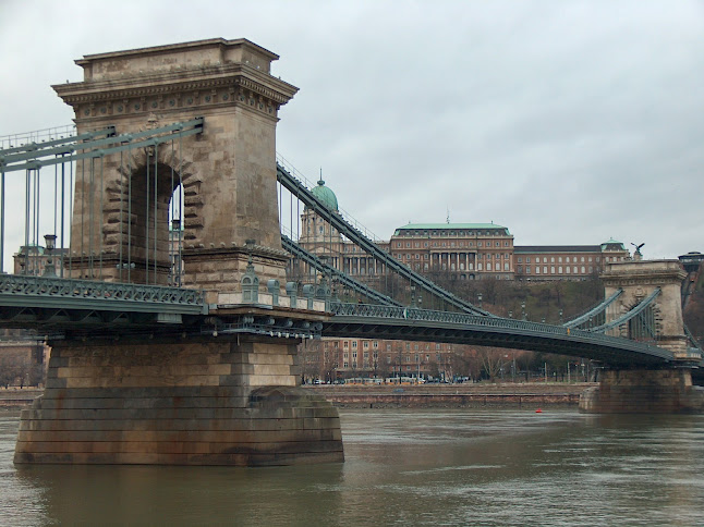 Invierno en Budapest - Blogs de Hungria - Día 3:Monumento de los zapatos,Puente de las Cadenas, Buda,Ópera (2)
