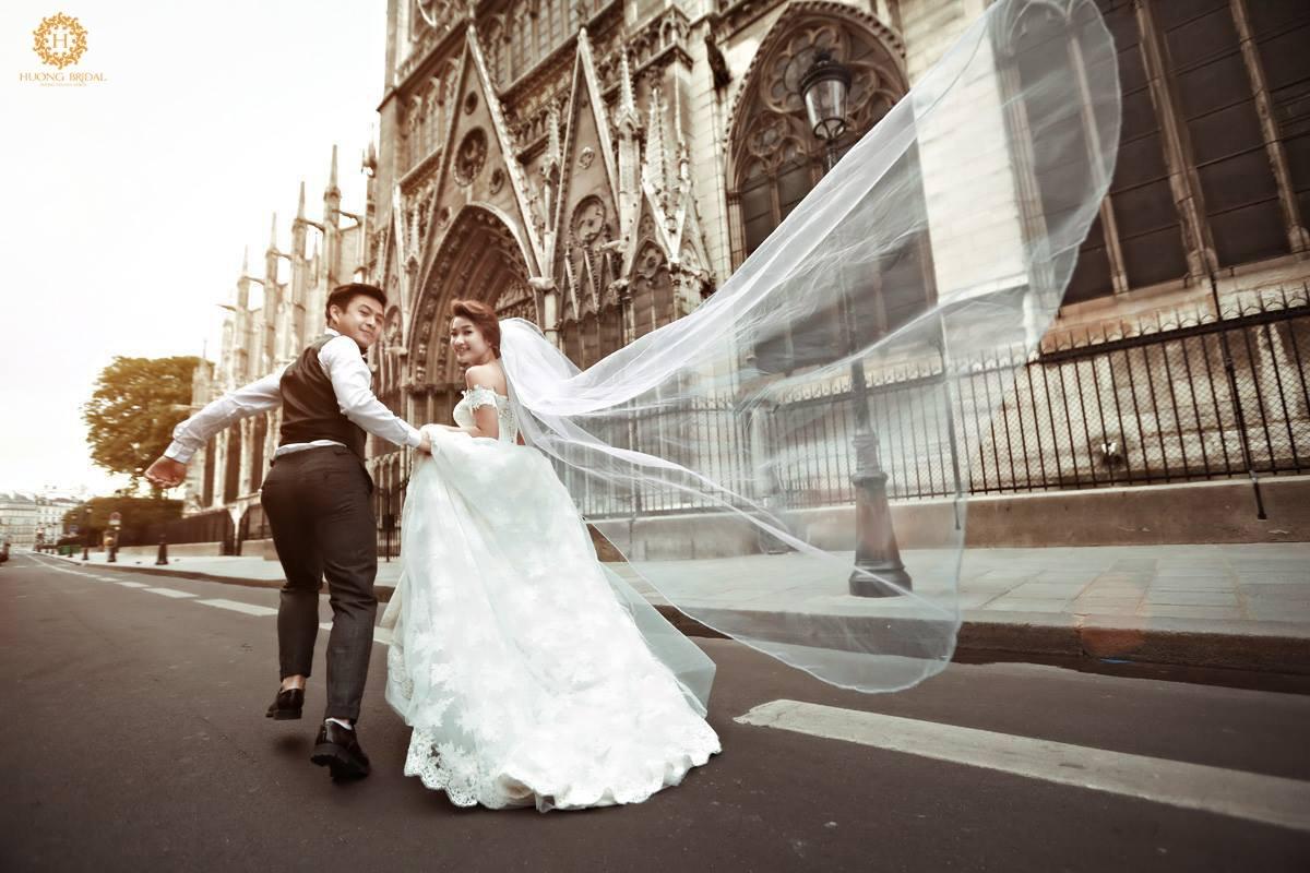 Có thể là hình ảnh về 2 người, đám cưới và Nhà thờ Sacré-Cœur