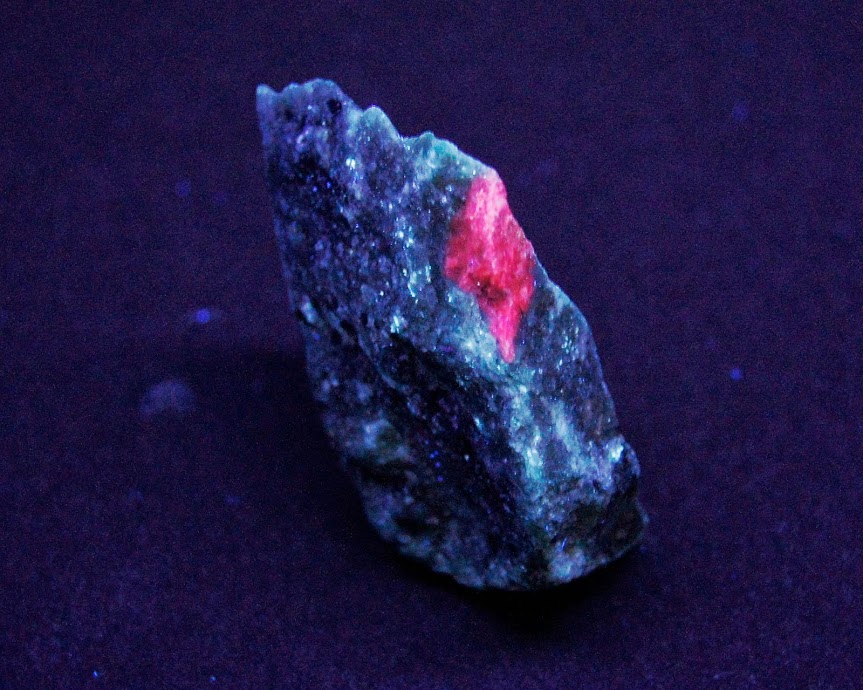 Colección de Minerales Fluorescentes - Página 3 Rub%25C3%25AD+en+zoisita%252C+UVL