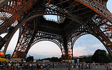 Eiffel கோபுரம் 220px-Underneath_Eiffel_Tower_by_IvanAndreevich