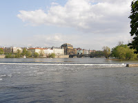 Stadsbeeld - Moldau met Nationaal theater vanaf Kampa-eiland.JPG