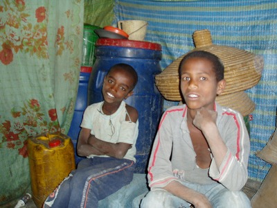 エチオピア旅行記|正直言って、狭くて誇りっぽい庶民の家の中