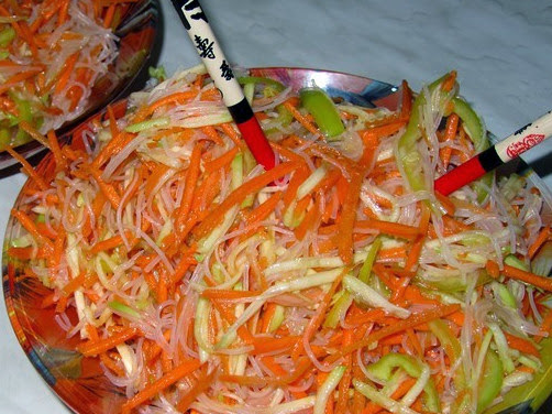 Салат из фунчозы и свежих овощей