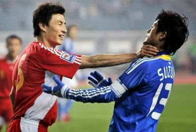 中国サッカー選手の危険なラフプレー