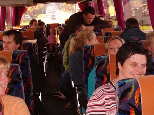 Iedereen zit blijgemutst op de bus.