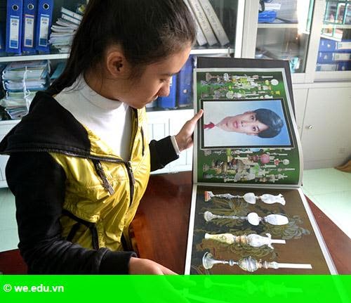 Hình 2: Ngôi trường được xây từ bộ đèn dầu cổ Hình 2: Ngôi trường được xây từ bộ đèn dầu cổ