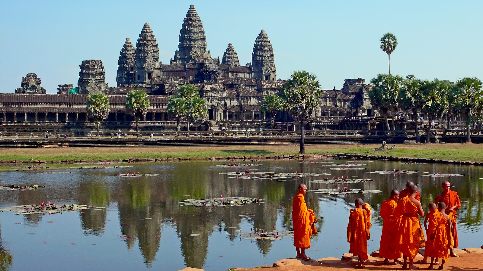 https://upload.wikimedia.org/wikipedia/commons/f/f5/Buddhist_monks_in_front_of_the_Angkor_Wat.jpg