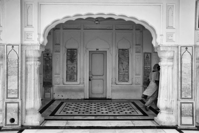 harmandir sahib golden temple amritsar monochrome black and white