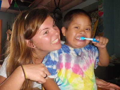  Ergotherapeutin Verena mit Jose. Das Training zeigt bereits erste Erfolge – Zähneputzen schafft Jose schon ganz alleine.