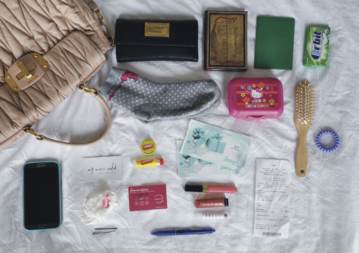 What's in my Bag? - My Mirror World