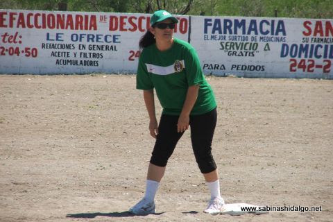 Hortencia Montemayor de Pioneras de Vallecillo en el softbol femenil del Club Sertoma