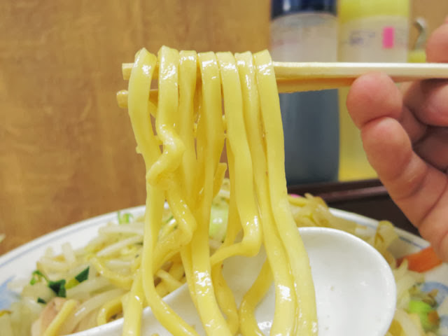 黄色みを帯びた太麺