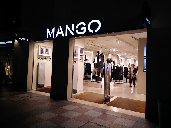 Манго адрес. Магазин Mango закрытый двери фото.