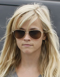 Reese Witherspoon com óculos de sol