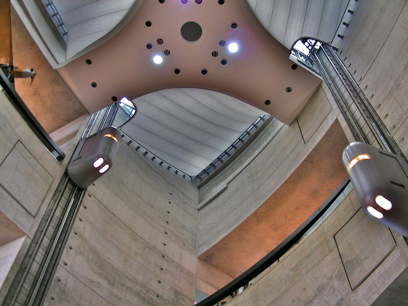 Stuttgart, Mercedes-Benz Museum: All we hear is Radio Ga-Ga...
