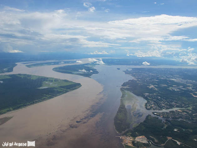 نقطة إلتقاء الانهار Confluence-of-the-Rio-Negro-black-and-the-Rio-Solimoes-sandy-near-Manaus-Brazil