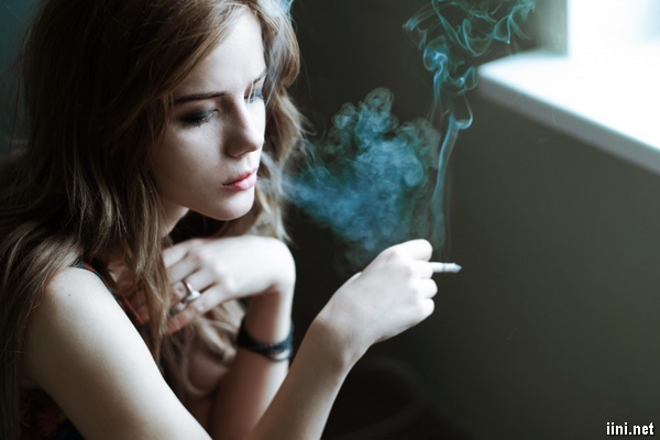 người đàn bà hút thuốc lá
